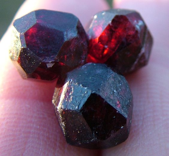 almandine garnet properties