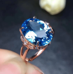 Une bague éblouissante en topaze bleue