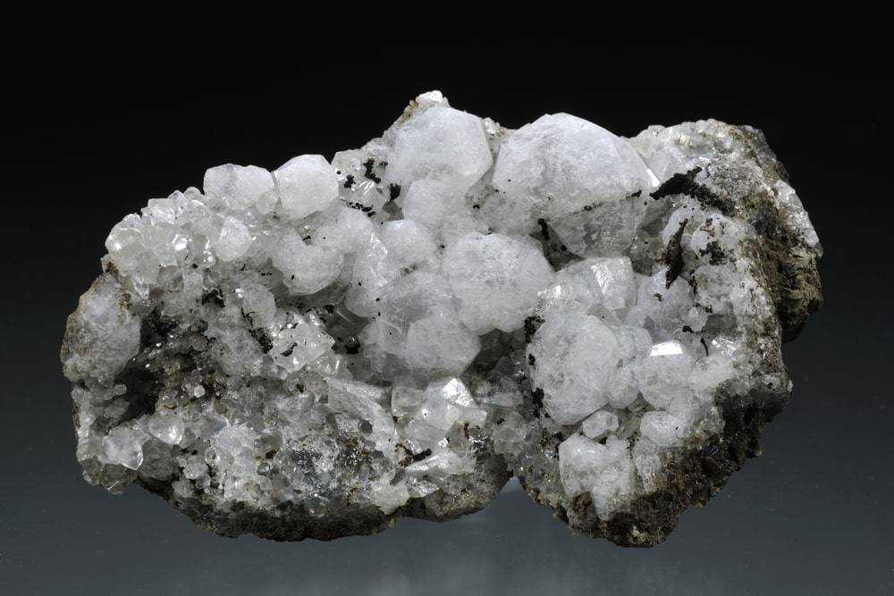 Analcime on Calcite