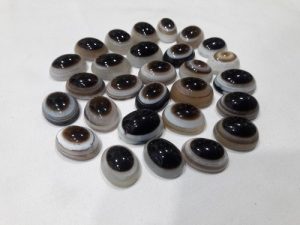 Numerous black-and-white agate eyes